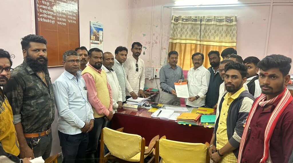 दुकानांवर तात्काळ मराठी पाट्या लावा, अन्यथा मनसे काळे फासणार 