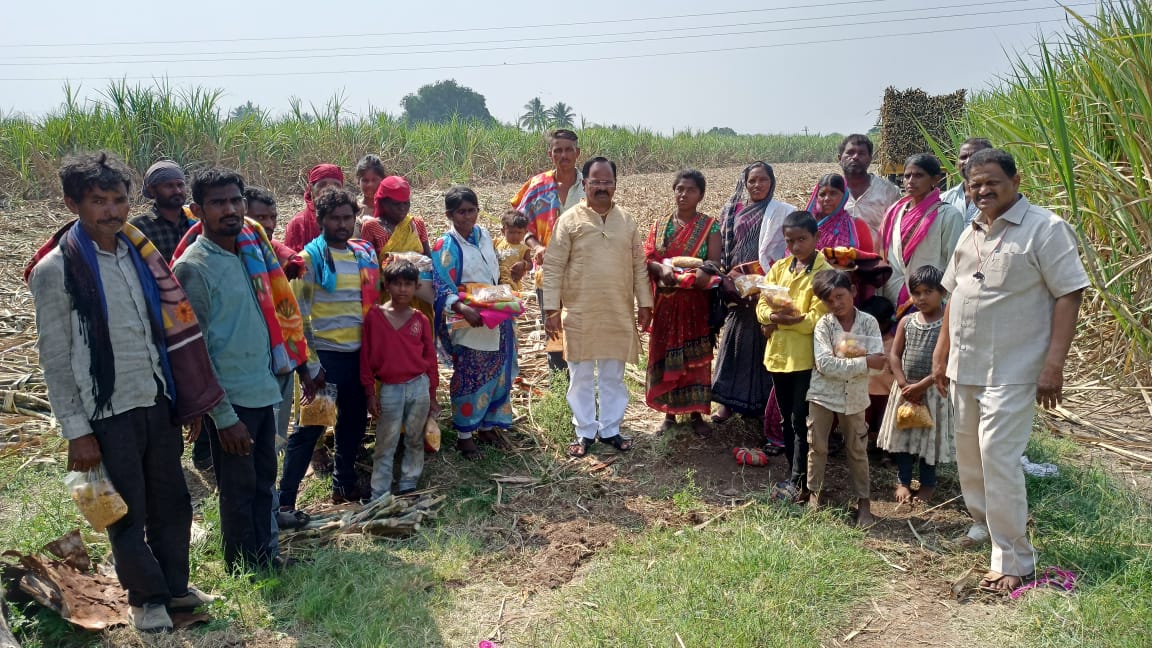 Sugarcane Workers Diwali | रामभाऊ दुधाळ यांनी केली ऊसतोड कामगारांची दिवाळी गोड