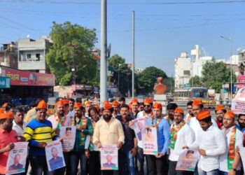 सावरकरांबद्दल अपशब्द; भाजपकडून प्रियांका खर्गेंची प्रतिमात्मक अंत्ययात्रा अन पुतळ्याचे दहन