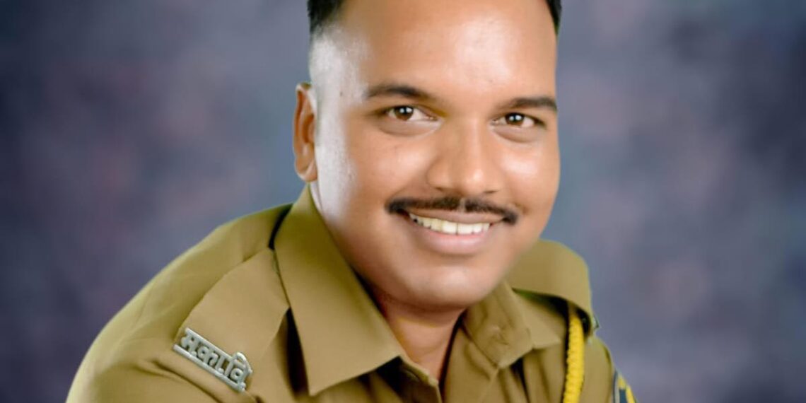 Police Shot Himself | पोलिसाने स्वतःला 'भावपूर्ण श्रध्दांजली' वाहत स्वतःवर झाडल्या गोळ्या