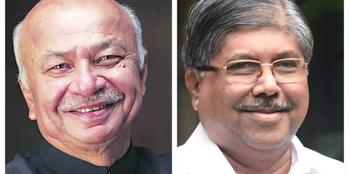 bjp chandrakant patil congress sushil kumar shinde | भाजपच्या चंद्रकांत पाटलांची वारी, काँग्रेसमधील सुशिलकुमार शिंदेंच्या घरी