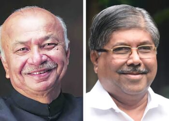bjp chandrakant patil congress sushil kumar shinde | भाजपच्या चंद्रकांत पाटलांची वारी, काँग्रेसमधील सुशिलकुमार शिंदेंच्या घरी