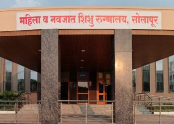 पहिली शस्त्रक्रिया (सिझेरियन) झालेल्या मातेचे व कन्येचे स्वागत करताना जिल्हा शल्य चिकित्सक डॉ. सुहास माने, डॉ. चंद्रकांत क्षिरसागर, रुग्णालयातील कर्मचारी आणि नातेवाईक.