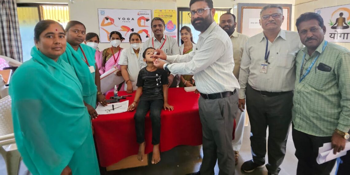 तुंगत (ता. पंढरपूर) येथे राष्ट्रीय पल्स पोलिओ लसीकरण मोहिमेचे उद्घाटन जिल्हा आरोग्य अधिकारी डॉ. संतोष नवले यांच्या हस्ते करण्यात आले. याप्रसंगी उपस्थित आरोग्य विभागाचे अधिकारी व कर्मचारी.