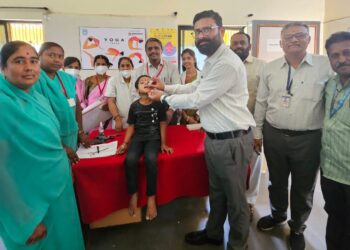 तुंगत (ता. पंढरपूर) येथे राष्ट्रीय पल्स पोलिओ लसीकरण मोहिमेचे उद्घाटन जिल्हा आरोग्य अधिकारी डॉ. संतोष नवले यांच्या हस्ते करण्यात आले. याप्रसंगी उपस्थित आरोग्य विभागाचे अधिकारी व कर्मचारी.