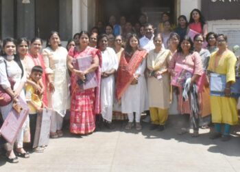 आई असो वा आयएएस अधिकारी सर्वांना संघर्ष करावाच लागतो