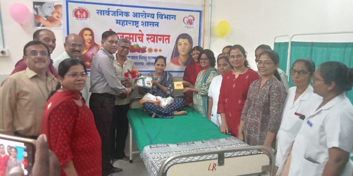 महिला व नवजात शिशु रुग्णालयात प्रथम रुग्ण व प्रथम कन्येचे समारंभपुर्वक स्वागत