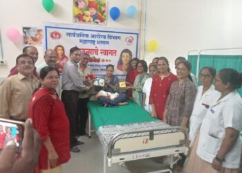 महिला व नवजात शिशु रुग्णालयात प्रथम रुग्ण व प्रथम कन्येचे समारंभपुर्वक स्वागत