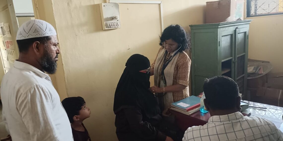 डॉक्टरांच्या गैरहजेरीत नवनियुक्त आरोग्य अधिकारी डॉ. राखी माने यांच्याकडून रूग्णांची तपासणी व औषधोपचार