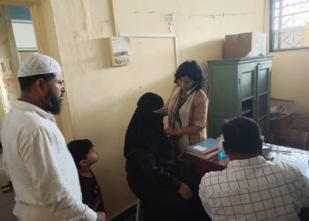 डॉक्टरांच्या गैरहजेरीत नवनियुक्त आरोग्य अधिकारी डॉ. राखी माने यांच्याकडून रूग्णांची तपासणी व औषधोपचार