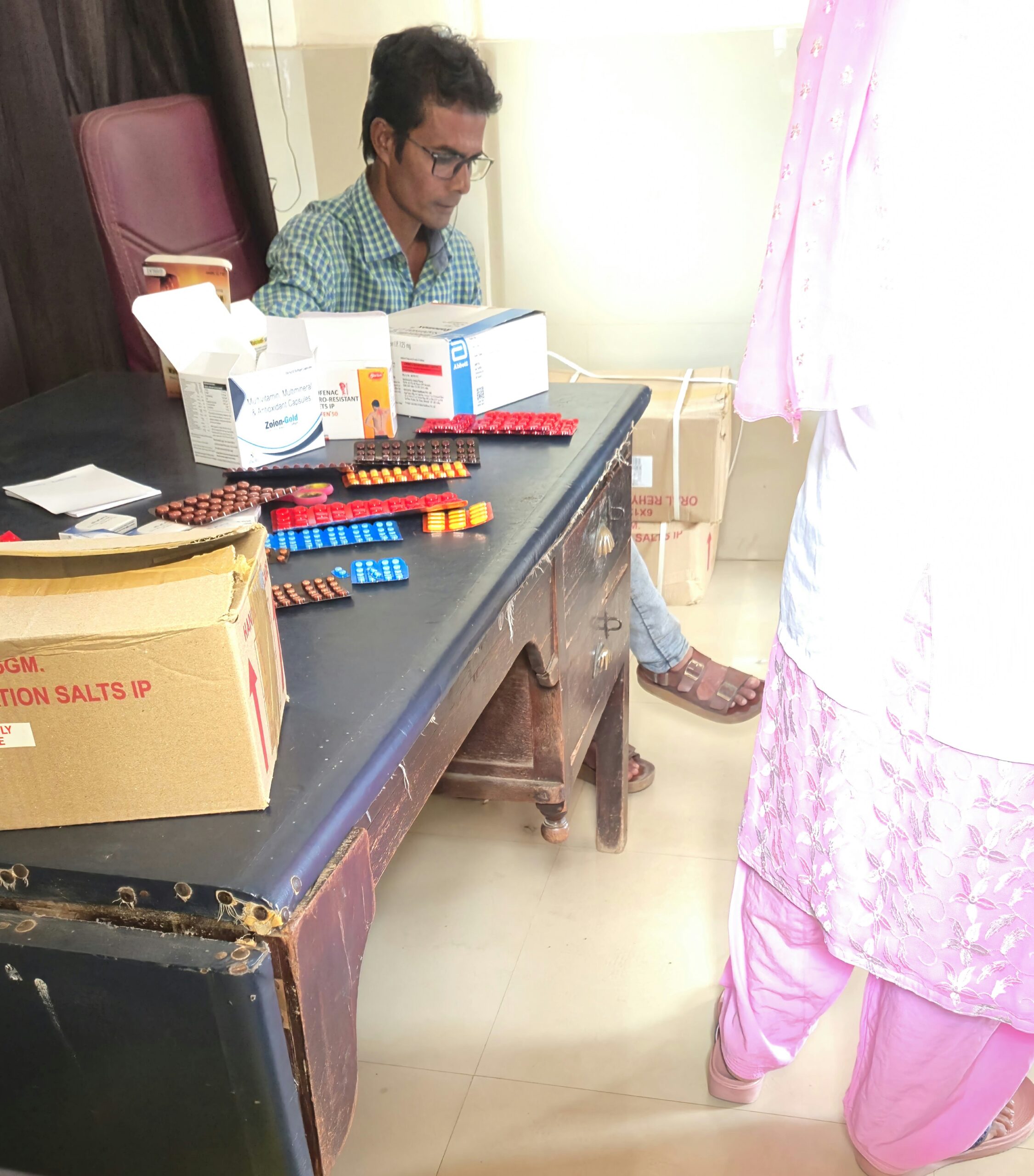 स्टिंग ऑपरेशन : सोलापूर महापालिकेच्या अनेक नागरी आरोग्य केंद्रात शिपाई, आशा वर्कर्स कडून रूग्णांना औषध-गोळ्यांचे वाटप
Sting operation Soldiers, ASHA workers distribute medicines and tablets to patients 
