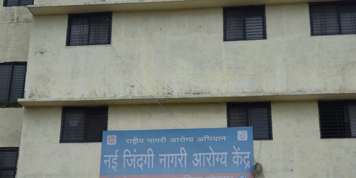 स्टिंग ऑपरेशन : सोलापूर महापालिकेच्या अनेक नागरी आरोग्य केंद्रात शिपाई, आशा वर्कर्स कडून रूग्णांना औषध-गोळ्यांचे वाटप स्टिंग ऑपरेशन : सोलापूर महापालिकेच्या अनेक नागरी आरोग्य केंद्रात शिपाई, आशा वर्कर्स कडून रूग्णांना औषध-गोळ्यांचे वाटप Sting operation Soldiers, ASHA workers distribute medicines and tablets to patients