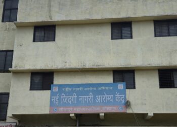 स्टिंग ऑपरेशन : सोलापूर महापालिकेच्या अनेक नागरी आरोग्य केंद्रात शिपाई, आशा वर्कर्स कडून रूग्णांना औषध-गोळ्यांचे वाटप Sting operation Soldiers, ASHA workers distribute medicines and tablets to patients