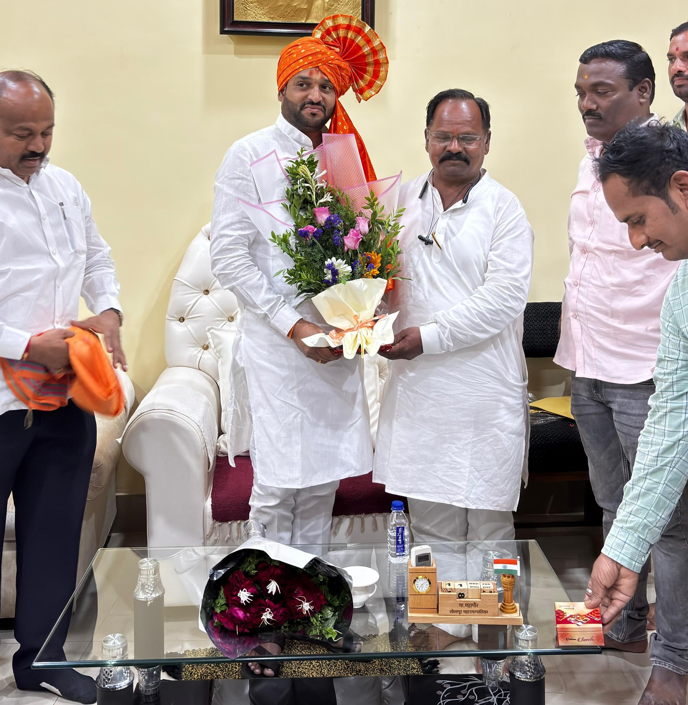 कॉन्ट्रॅक्टर असोसिएशनकडून महापौर विनायक कोंड्याल यांचा सत्कार https://sattakaran.com/mayor-vinayak-kondyal-felicitated-by-contractors-association/