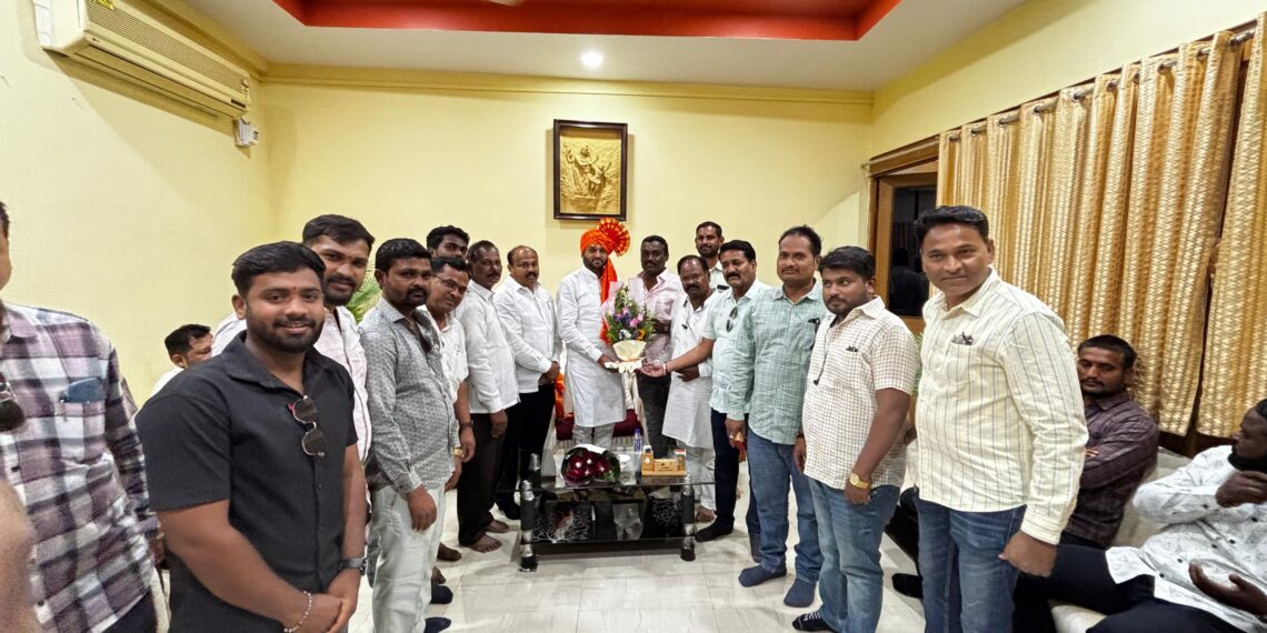 कॉन्ट्रॅक्टर असोसिएशनकडून महापौर विनायक कोंड्याल यांचा सत्कार कॉन्ट्रॅक्टर असोसिएशनकडून महापौर विनायक कोंड्याल यांचा सत्कार Felicitation of Mayor Vinayak Kondyal by the Contractors Association