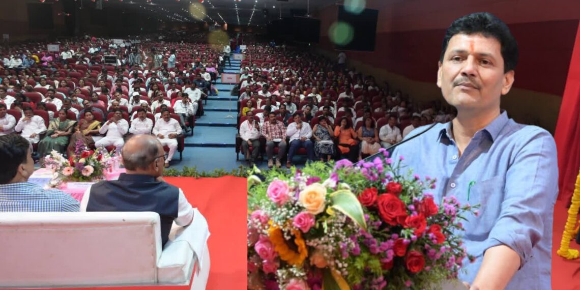 'माझं गाव, आरोग्यसंपन्न गाव' हे केवळ अभियान नसुन व्यापक लोकचळवळ बनावी : आरोग्य मंत्री प्रकाश आबिटकर 'माझं गाव, आरोग्यसंपन्न गाव' हे केवळ अभियान नसुन व्यापक लोकचळवळ बनावी : आरोग्य मंत्री प्रकाश आबिटकर My Village A Healthy Village campaign Health Minister Prakash Abitkar